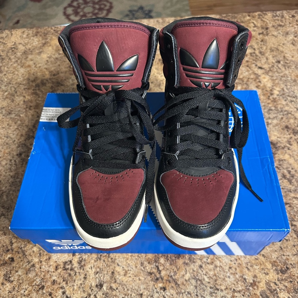 🌟 Men’s size 8 adidas high-top sneakers, never worn, burgundy and black 🌟
